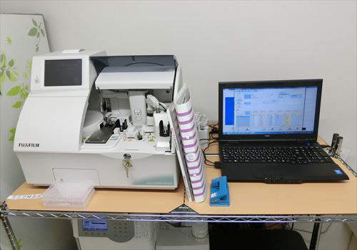 さいとう内科クリニック ドライケムタイプ　生化学検査装置